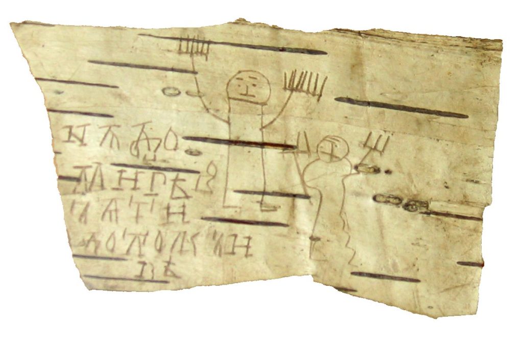 rysunek postaci z wyciągniętymi rękami i tekst cyrylicą wydrapany na kawałku brzozowej kory